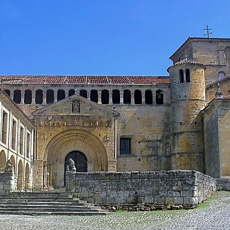 Adela Santillana del Mar